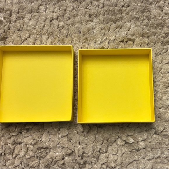Marc Jacobs Vibrant Yellow Gift Box - Picture 2 of 2